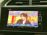 テレビ番組を画面で視聴できる装備です。停車中の休憩時間などに映像を楽しめるのがうれしいポイント。画面に番組情報も表示され、操作項目も確認しやすい配置です。