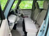 前席は明るい色合いでまとめられ、窓からの視界も広く感じられる室内です。運転席と助手席の間にもゆとりがあり、乗り降りのしやすさや日々の使い勝手にも配慮されています。