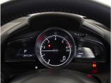 【明るく見やすいメーター】視認性が良く明るく見やすいメーター。運転者にとって見やすいメーターは運転していても疲れないですよね。