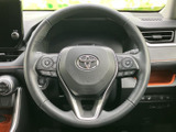 ステアリング周辺に複数のスイッチを備え、運転中に手元で各種操作を行いやすい設計です。表示がまとまっていて機能を把握しやすく、日常の運転を便利にサポートします。
