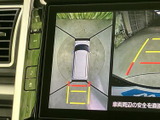 後方の映像に加えて車両周辺を示す表示があり、駐車時に周囲の様子を確認するのに役立ちます。画面内のガイド表示も、車庫入れや狭い場所での取り回しをサポートします。