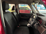 運転席の画像です。足元やシートまわりに余裕があり、リラックスした姿勢で運転が可能です。視界も良好で操作系へのアクセスもしやすく、快適で安心感のあるドライブをサポートします。