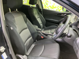 運転席と助手席は、身体を支える形状のシートと落ち着いた色合いでまとめられています。前方の視界も確保しやすく、乗り降りの際も室内の様子を把握しやすい空間です。