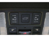 両側電動スライドドアはドアの直接操作以外にも運転席からのスイッチ操作やリモコン操作でも開閉が可能!狭い駐車場などでもドアの開閉が楽々・安心ですね!