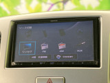 ワンセグやFM、AM、AUXなどのソースが画面に並び、利用したい項目を選びやすい表示です。交通情報や待機のメニューもあり、日常の移動に合わせて活用できます。