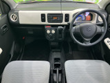 明るい色合いのシートと落ち着いた色調の内装が調和し、運転席まわりは見渡しやすい印象です。前席はゆったり座れる配置で、日常の移動も心地よくお過ごしいただけます。