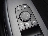 【電動格納ドアミラー】狭い駐車場で便利な電動格納ドアミラーが付いています。