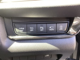 運転席脇のクラスタースイッチ部分には、その他走行系スイッチを集中配置しております。