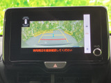 車両後方の映像とガイドラインが画面に表示され、駐車時の後方確認をサポートします。周囲の状況を画面で確認しながら、車庫入れや切り返しを行う際に役立つ装備です。