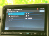 テレビやラジオ、Bluetooth Audioなど、複数の音源を画面から選べます。聞きたい音源に合わせて切り替えられるため、通勤や休日のお出かけなど日々の移動に便利です。
