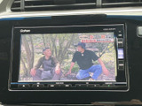 テレビ映像を画面に表示でき、休憩中など停車している間に番組を視聴できます。画面には映像と音声情報が表示され、車内で過ごす時間の楽しみを広げる装備として活用いただけます。