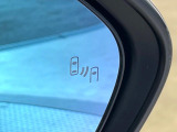 【ブラインドスポットモニター】走行中、ドアミラーの死角になりやすい箇所に後続車が接近するとサイドミラーのレンズに警告を表示!ドライバーに注意喚起をしてくれます。