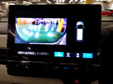 バックカメラの画像です。ガイドラインがスムースな車庫入れをサポートいたします。車庫入れの安心感がアップしますね。