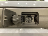 急速充電は車内のボタンを操作して開け、あとは充電コネクターを差すだけで充電開始。かんたんな充電操作と、フタの開け方を変えることで差し間違いを防げる安心感を両立しました。