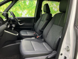 前席は身体を預けやすい形状で、運転席と助手席に落ち着いて座れる空間です。前方や側方の見通しも確保され、乗り降りの際にも室内の広さを感じていただけるレイアウトです。