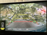 後方の映像とガイド線をモニターで確認でき、駐車時に周囲の状況を把握する手助けになります。車両位置を示す表示も備わり、後退時の安全確認をサポートする装備です。