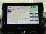 地図上に現在地や道路、目的地などを表示し、周辺の位置関係を把握しやすい画面です。自宅や登録地点も確認でき、行き先を設定する際に便利にお使いいただけます。