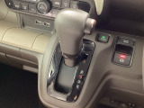 インパネシフトを採用しているので、前席の足元も広々としています。運転席と助手席の行き来もスムーズです!