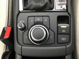 コマンダーコントロール。スイッチを探すことなく自然に手を下した位置に配置。手元を見ることなく、各種操作が行えます。