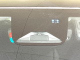 【ホンダセンシング】走行中に前方の車両等を認識し、衝突しそうな時は警報とブレーキで衝突回避と被害軽減をアシスト。より安全にドライブをお楽しみいただけます。
