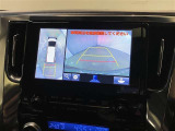 【パノラミックビューモニター】映像で、見づらい車両周辺の確認をアシスト。クルマを真上から見ているような映像を表示。 運転席から確認しにくい車両周囲の状況を把握。