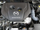 「SKYACTIV-G(ガソリン)」は、規格外の高圧縮を実現し、世界のエンジン技術者に驚きを与えました。さらに、それを維持したままノッキングの発生を抑え、熱効率を向上、走りにも寄与したエンジンです。