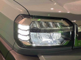 対象物が見やすく白く明るい光で夜間走行をサポートする,ハンドル操作や「R」シフトに連動するサイドビューランプ付きフルLEDヘッドランプを搭載