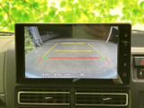 後方の様子と目安となるガイド線を画面で確認でき、駐車時の周囲確認をサポートします。車庫入れや狭い場所での切り返しなど、日常の駐車に役立つ装備です。