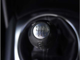 【シフトレバー】シフトもとても操作しやすいデザインになっております。運転する人の事を第一に考えた操作性の高い仕様です。