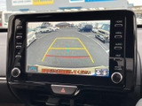 画面には車両後方の映像とガイドラインが表示され、駐車時に周囲を確認する際に役立ちます。画面表示を活用することで、後退時の安全確認をサポートします。