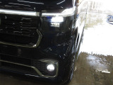 LEDヘッドライト。省電力で明るく遠くまで照らし、夜道や雨天時などの安心感を高めます。点灯の瞬間から光量を放つLEDの特性により、トンネルへの進入直後などでも安心感のある視界を提供します。