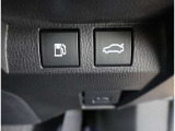 後ろが狭くてもサッと積める。途中で止められる安心のバックドア。後ろの駐車スペースが狭い時に重宝しますよ♪