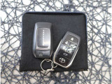 【スマートキー】キーをバッグやポケットに入れたままでもドアロックの開閉が出来るほか、エンジンキーを挿さなくてもエンジンスタートストップが出来ます。