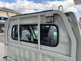 パートタイム4WD 高低二段切替式 (後輪駆動ベース) パワステ エアコン フロア5速MT 走行58592キロ 三方開 アッパーメンバーガード アングロポストプロテクター 荷台マット 中古スタッドレス