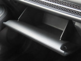 【グローブボックス】車検証入れやボックスティッシュの収納に便利です。