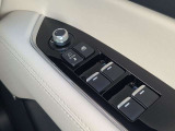 オート機能付きパワーウインドウや電動格納ミラーを装備。運転席から各機能へアクセスしやすく、操作性に配慮された配置が特徴です。