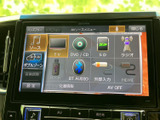 テレビやラジオ、ディスク、外部入力など複数の音源が画面上に並び、使いたい項目を選びやすい構成です。普段の移動や休憩中など、シーンに合わせて音楽や音声を楽しめます。