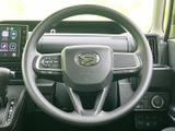 手元のスイッチ類を活用でき、運転姿勢を保ちながら車内機能を扱いやすい配置です。握りやすい形状で、毎日の運転をサポートしてくれます。