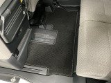 しっかりと汚れ、砂ぼこりを落とし足元まで清潔な車内空間を作り上げております♪