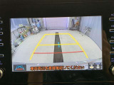 ディスプレイに後方の視界を表示し、車庫入れをサポート「距離目安線」「車幅延長線」およびステアリング操作に連動する「予想進路線」を画面に表示します。※必ず車両周辺の安全を直接確認してください。
