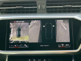 【 サラウンドビューカメラ 】車両の4つのカメラから得た映像を合成し、上空から眺めているような映像をモニターに映し出します。車両周辺の歩行者や障害物などの発見に役立ちます。