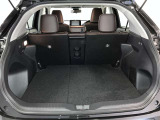 バックドアを上げた状態です。シートを倒せば荷室のスペースが広くなります!用途に合わせて快適な室内を!