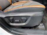 パワーシート搭載。微妙な調整が手軽にでき、ピッタリの最適なポジションで運転することが可能です。
