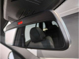 ☆BMWのルームミラーには自動防眩機能が備わっております。後続車のヘッドライトの明るさで幻惑されるのを防止☆