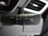 周囲が暗くなると自動でヘッドライトを点灯するオートライト機能付き。周囲が明るくなると自動で消灯します。