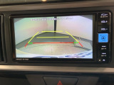 リバースギアに入れるだけで後方の表示へ切り替わります。夜間や雨の日の駐車も楽になりますよ。