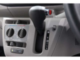 インパネシフトだから視線の移動も少なく足元もスッキリ♪運転席もゆったりしているのでゆとりを持ってドライブできますね!