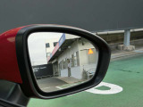 ミラーで確認しにくい夜間などでも、後方からの車両の接近などを光って知らせてくれます★