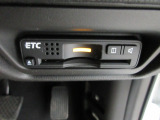 ETC付。高速道路の料金所はキャッシュレスで通過です。サービスエリア等にあるスマートインターの出入口も利用可能でとっても便利。ご納車後すぐにお使い頂けるようセットアップしてのお渡しとなります。