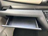 グローブボックスは奥行きがありたっぷり収納。お子様のお出かけグッズなどもストックしておけます。